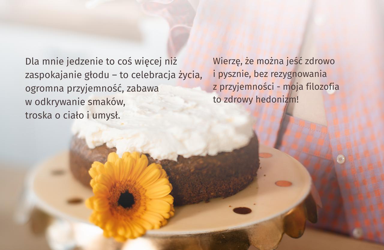 Ciasto z kremem na złotej paterze w kropki. Napis:  Dla mnie jedzenie to coś więcej niż zaspokajanie głodu – to celebracja życia, ogromna przyjemność, zabawa w odkrywanie smaków, troska o ciało i umysł. Wierzę, że można jeść zdrowo i pysznie, bez rezygnowania z przyjemności - moja filozofia to zdrowy hedonizm! 